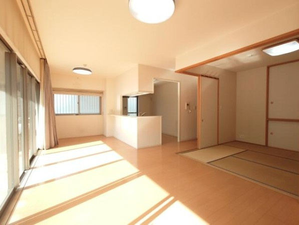 サーパス御殿前通り弐番館の居間・リビング