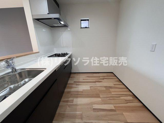 東倉治4丁目　新築一戸建てのキッチン|LDK17.5帖
■物件内覧・資金計画相談・住宅ローン相談、リフォーム相談、お問合せ受付中■
※当日・翌日のご内覧、ご相談はお電話でのお問合せがスムーズです！