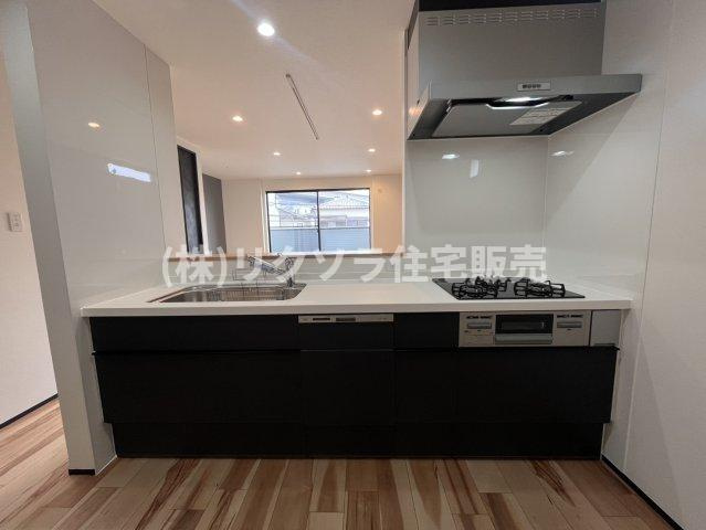 東倉治4丁目　新築一戸建てのキッチン|ビルトイン三口コンロ
■物件内覧・資金計画相談・住宅ローン相談、リフォーム相談、お問合せ受付中■
※当日・翌日のご内覧、ご相談はお電話でのお問合せがスムーズです！