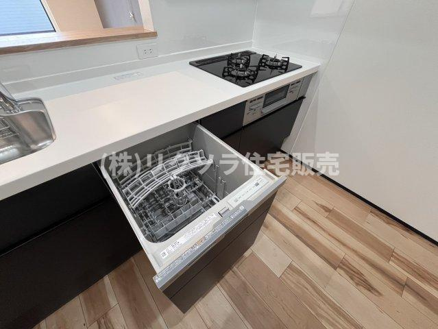 東倉治4丁目　新築一戸建てのキッチン|食器洗い乾燥機付き
■物件内覧・資金計画相談・住宅ローン相談、リフォーム相談、お問合せ受付中■
※当日・翌日のご内覧、ご相談はお電話でのお問合せがスムーズです！