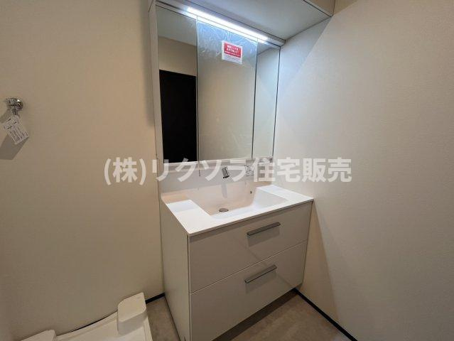 東倉治4丁目　新築一戸建ての独立洗面台|三面鏡・タッチレス水栓付き独立洗面台
■物件内覧・資金計画相談・住宅ローン相談、リフォーム相談、お問合せ受付中■
※当日・翌日のご内覧、ご相談はお電話でのお問合せがスムーズです！