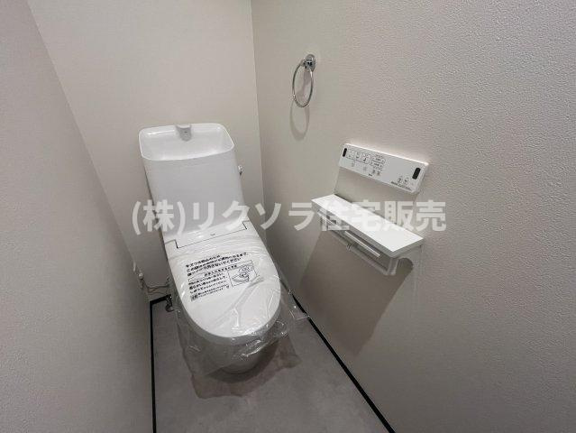 東倉治4丁目　新築一戸建てのトイレ|温水洗浄便座付き　2階
■物件内覧・資金計画相談・住宅ローン相談、リフォーム相談、お問合せ受付中■
※当日・翌日のご内覧、ご相談はお電話でのお問合せがスムーズです！