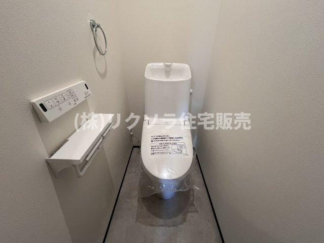 東倉治4丁目　新築一戸建ての内装|1階　トイレ　温水洗浄便座付き
■物件内覧・資金計画相談・住宅ローン相談、リフォーム相談、お問合せ受付中■
※当日・翌日のご内覧、ご相談はお電話でのお問合せがスムーズです！