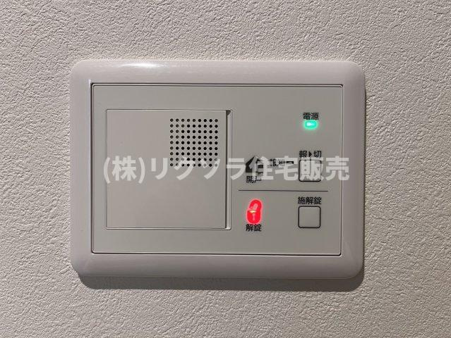 東倉治4丁目　新築一戸建ての防犯設備|玄関扉　リモコンキー
■物件内覧・資金計画相談・住宅ローン相談、リフォーム相談、お問合せ受付中■
※当日・翌日のご内覧、ご相談はお電話でのお問合せがスムーズです！