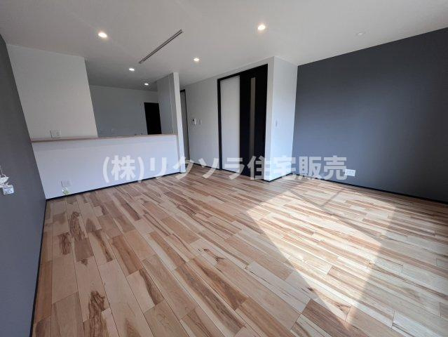 東倉治4丁目　新築一戸建ての居間・リビング|LDK17.5帖
■物件内覧・資金計画相談・住宅ローン相談、リフォーム相談、お問合せ受付中■
※当日・翌日のご内覧、ご相談はお電話でのお問合せがスムーズです！