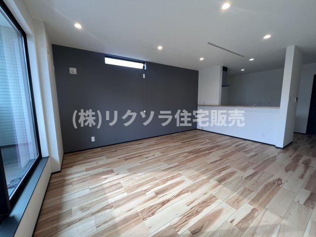 東倉治4丁目　新築一戸建ての居間・リビング|LDK17.5帖
■物件内覧・資金計画相談・住宅ローン相談、リフォーム相談、お問合せ受付中■
※当日・翌日のご内覧、ご相談はお電話でのお問合せがスムーズです！