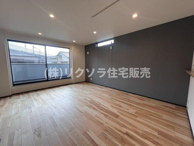 東倉治4丁目　新築一戸建ての居間・リビング|LDK17.5帖
■物件内覧・資金計画相談・住宅ローン相談、リフォーム相談、お問合せ受付中■
※当日・翌日のご内覧、ご相談はお電話でのお問合せがスムーズです！