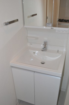 【洗面所】 | レオンコンフォート難波サウスゲート | 朝の身支度には欠かせない独立洗面化粧台