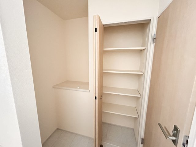 【ブルーミングガーデン】宇都宮市雀の宮 6丁目 全2棟の独立洗面台|〇1号棟　洗面化粧台〇
ご家族揃って身支度可能なゆとりある洗面室！
増えがちなリネン類もたっぷり収納出来て、スッキリと暮らせます♪
※2026年7月撮影