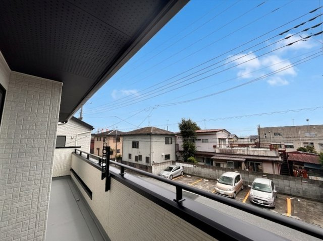 【ブルーミングガーデン】宇都宮市雀の宮 6丁目 全2棟のバルコニー|〇1号棟　ワイドバルコニー〇
2部屋から出入りできるワイドバルコニー！十分な陽当りが確保されています！是非現地にてご体感下さい。
※2026年7月撮影