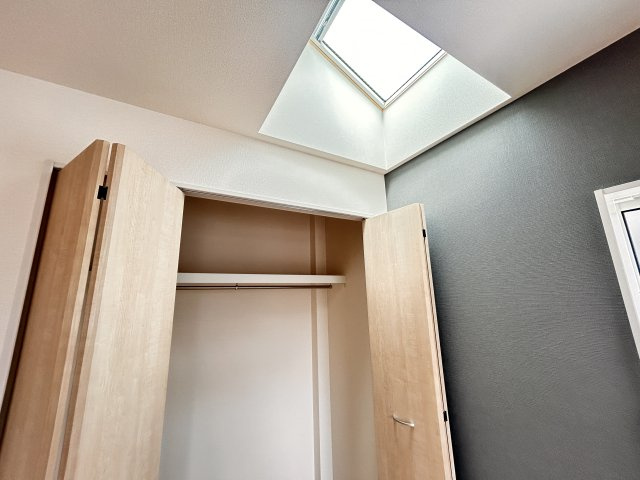 【ブルーミングガーデン】宇都宮市雀の宮 6丁目 全2棟のその他|〇1号棟・２階洋室６帖+5.25帖〇
自然光がお部屋を明るくする天窓付き♪
※2026年7月撮影