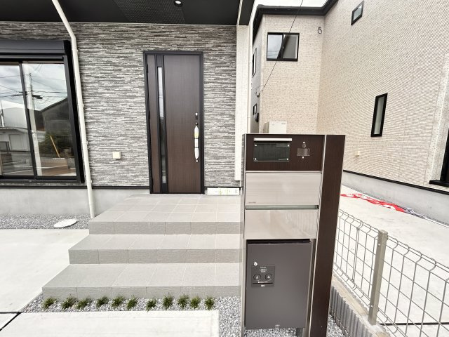 【ブルーミングガーデン】宇都宮市雀の宮 6丁目 全2棟の玄関|〇1号棟〇
モニター付きインターホンで不審者の侵入や空き巣を抑止！
さらに宅配ボックスがあれば、対面せず荷物を受け取れるため、お子様の留守番時など防犯面で安心です♪
※2026年7月撮影