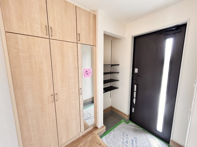 【ブルーミングガーデン】宇都宮市雀の宮 6丁目 全2棟の玄関|〇1号棟〇
玄関がいつもすっきりときれいに片づく大容量シューズボックス☆
増え続ける家族の履物が全部しまえます。
※2026年7月撮影