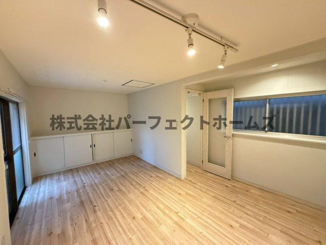 南楠葉2丁目戸建　賃貸の居間・リビング|ゆったりとしたリビングです