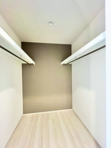 磐田市見付　2期　1号棟の収納|大容量のウォークインクローゼットも完備されており、衣類や季節物もすっきり収納できます。