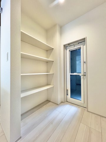 磐田市見付　2期　1号棟の収納|食品や日用品をたっぷり収納できるパントリー付きで、キッチンまわりをすっきり保てます。