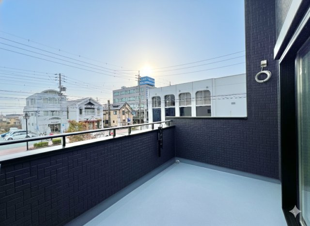 磐田市見付　2期　1号棟のバルコニー|ゆとりある広々バルコニーは、洗濯物もたっぷり干せます！