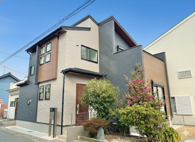 磐田市見付　2期　1号棟の外観|ツートンカラーが映える、スタイリッシュで存在感のある外観です！