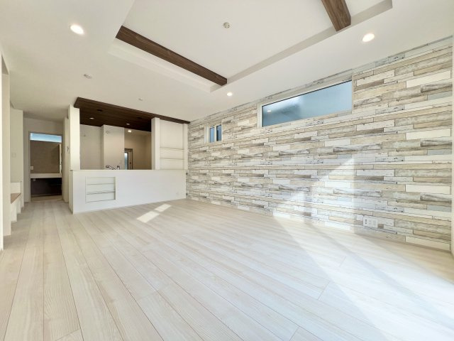 磐田市見付　2期　1号棟の居間・リビング|木目調のアクセントクロスが印象的な、開放感あふれるLDKです♪