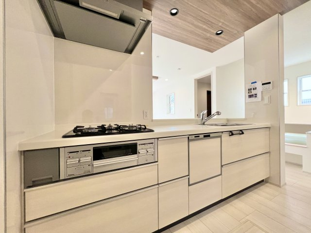 磐田市見付　2期　1号棟のキッチン|開放感のある対面式キッチンです！三口ガスコンロやグリル付きでお料理の幅が広がり、リビングを見渡しながら家族との会話も楽しめます！