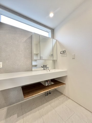磐田市見付　2期　1号棟の独立洗面台|ホテルライクな洗面台！大きな窓から自然光が差し込み、明るい空間で身支度ができます。