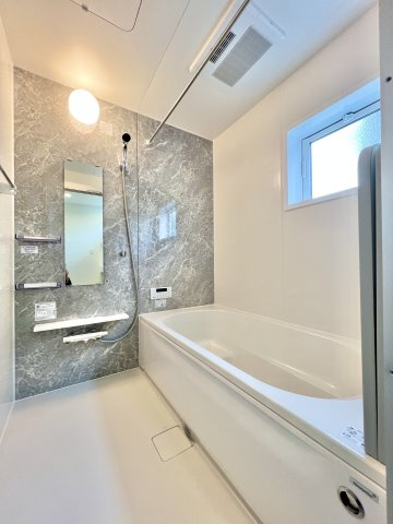 磐田市見付　2期　1号棟の浴室|大理石調のアクセントパネルがおしゃれです♪