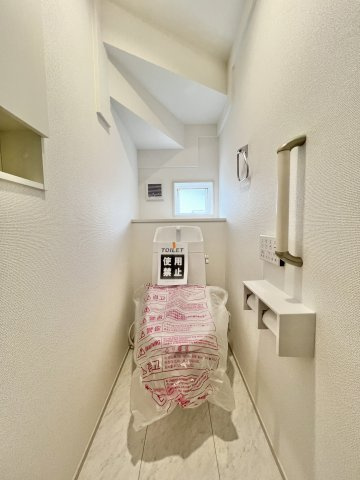 磐田市見付　2期　1号棟のトイレ|手すり付きで安心して使える、明るく清潔感のあるトイレ空間です。