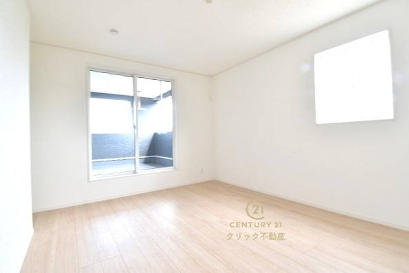 Cradlegarden　 東海村亀下　第1　2の洋室|二面窓は採光に優れお部屋を明るく照らします。２面の窓から景色が見えるので開放感があり、通風も良く快適にお過ごしいただけます。