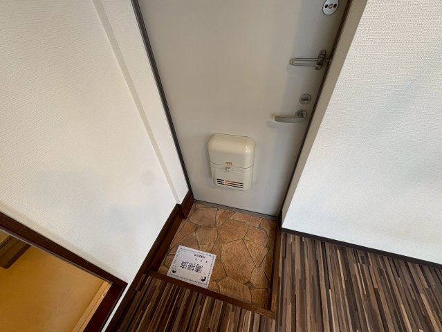 近代ビルの玄関