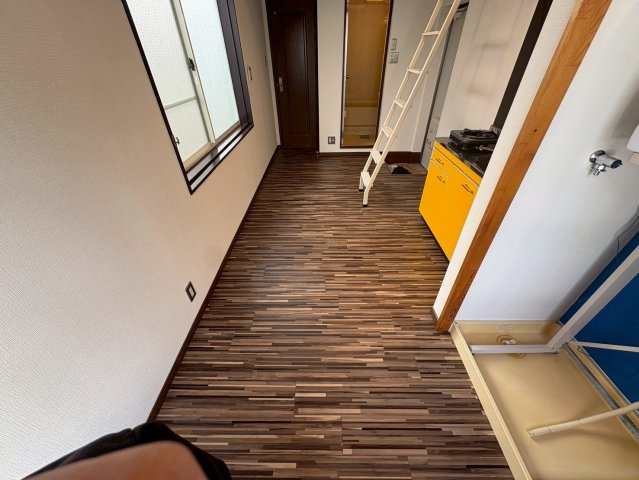 近代ビルの洋室