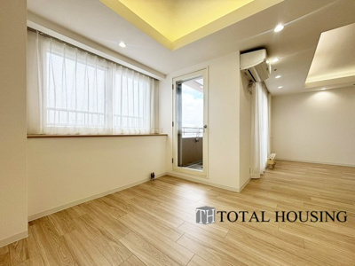 【居間・リビング】 | アパタワーズ札幌大通公園 | 大きく開いた窓からは、明るい陽射しが射し込みます。
爽やかな風が吹き抜ける心地良いリビングには、自然と家族が集まります。