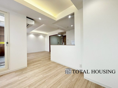 【居間・リビング】 | アパタワーズ札幌大通公園 | 約18.1帖の広々としたリビングが魅力的♪日当たりもよく居心地の良い空間です。家族とのコミュニケーションが自然と弾むような仕様は、住む人に笑顔をという想いが込められています。