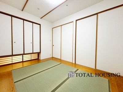 【和室】 | アパタワーズ札幌大通公園 | 和室　約5.8帖
一室和室が備わっています。畳の香りと落ち着いた雰囲気が魅力で、リラックスした時間を過ごせます。和の趣を感じる特別な空間をお楽しみください。