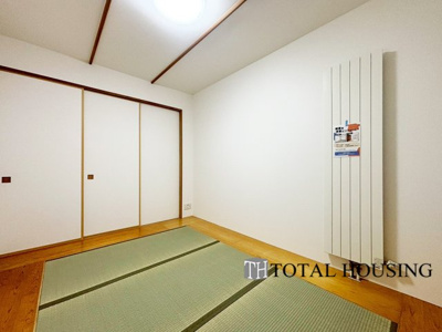 【和室】 | アパタワーズ札幌大通公園 | 和室　約5.8帖
LDKと隣接した和室は、リビングから目が届く場所なので、お子様の遊び部屋・お昼寝スペースとして使うのもオススメです♪