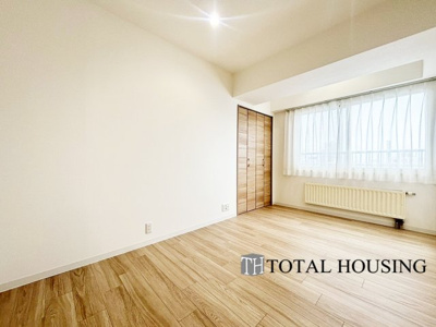 【洋室】 | アパタワーズ札幌大通公園 | 洋室　約7.0帖
お陽さまの光とさわやかな風をたっぷりとりこめます。室内はいつも明るい印象なので気持ちの良い朝を迎えられます。毎日の生活も明るくなりそうです。間取りも使いやすく大きなベッドも置けます♪