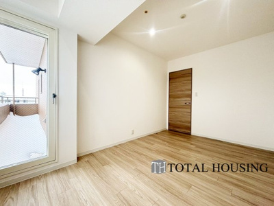 【洋室】 | アパタワーズ札幌大通公園 | 洋室　約7.0帖
広々とした居住空間は日々の暮らしを彩り、心のやすらぎと満足感を与えてくれます。通風と採光を考慮した設計は子供たちはのびのび育ち、家族でくつろぎと団らんを生み出します。