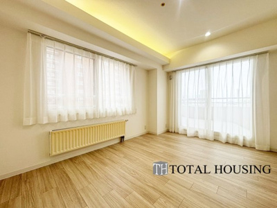 【洋室】 | アパタワーズ札幌大通公園 | 洋室　約7.6帖
たっぷりの陽射しを確保する2面採光で、開放的なバルコニー直結のお部屋です♪明るく癒されるプライベートルームになりそうです。