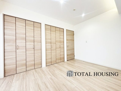 【洋室】 | アパタワーズ札幌大通公園 | 洋室　約7.6帖
ベッドや机などの家具を設置してもゆとりのある広さで、主寝室におすすめのお部屋です。収納力のあるクローゼットも完備しているのでお部屋の使い勝手がとても良いです♪