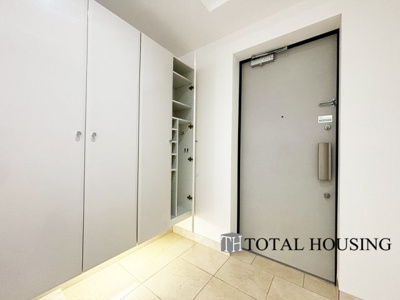 【玄関】 | アパタワーズ札幌大通公園 | 人を迎え入れる最初の場所だからこそ、清潔感と余裕のある玄関スペースです♪散らかりがちな玄関ですが、トールサイズの玄関収納を設けたのでいつでもスッキリとした場所を保てます。