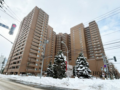 【外観】 | アパタワーズ札幌大通公園 | スタイリッシュで洗練された外観が、毎日帰宅するのを楽しみにさせてくれます。上質なデザインが目を引き、住む人にも訪れる人にも好印象を与える美しい佇まいが魅力です。