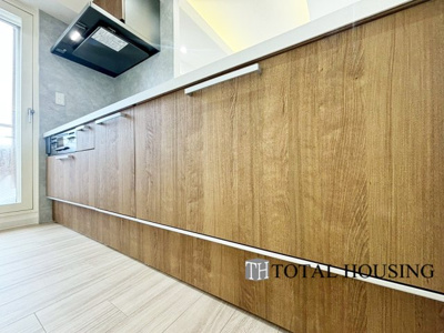 【キッチン】 | アパタワーズ札幌大通公園 | キッチンの脇にバルコニーへ出入りできるドアがあり、お料理も明るくなりますし換気もしやすそうですね。