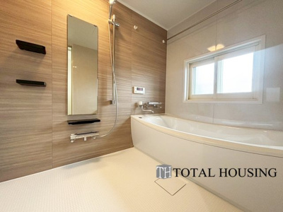 【浴室】 | アパタワーズ札幌大通公園 | 窓付きのバスルームの為、素早く換気ができカビの発生を抑制できます。個室でありながら、リラックスできる開放的な空間に。