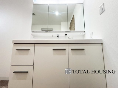 【独立洗面台】 | アパタワーズ札幌大通公園 | ゆとりの洗面スペースで朝の身支度も快適スムーズに。３面鏡で髪のセットやお化粧もストレスなくこなせ、朝から気分良く通勤通学に向かえそうですね！鏡の裏にはたっぷりと収納スペースを標準装備！