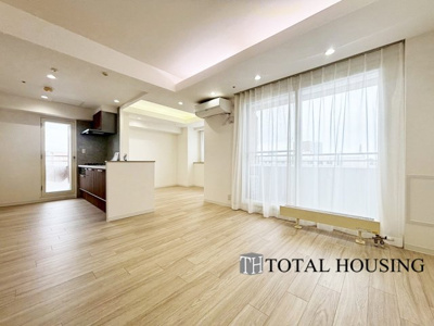 【居間・リビング】 | アパタワーズ札幌大通公園 | 通風・採光に優れ、優しく心地よい光と風が溢れています。豪華で贅沢な素晴らしい居住性と、心を満たすハイクオリティが見事に調和した住み心地を心ゆくまでご堪能ください。