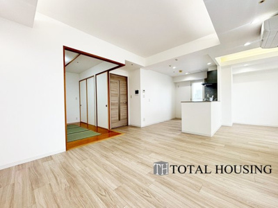 【居間・リビング】 | アパタワーズ札幌大通公園 | LDKに隣接する和室は、襖を開放すればLDKと繋がります。夜間は個室にスイッチすることも可◎ご家族のライフステージに合わせた空間を創ることができる便利なお部屋です！