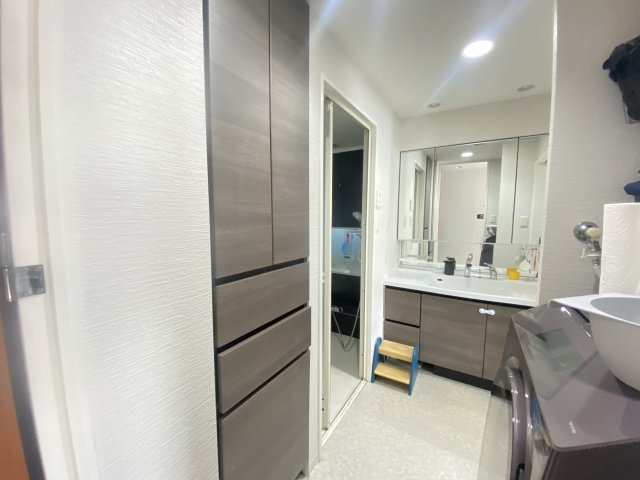 ロイヤルイルマーレ新舞子の洗面所|広々洗面室で収納も完備☆