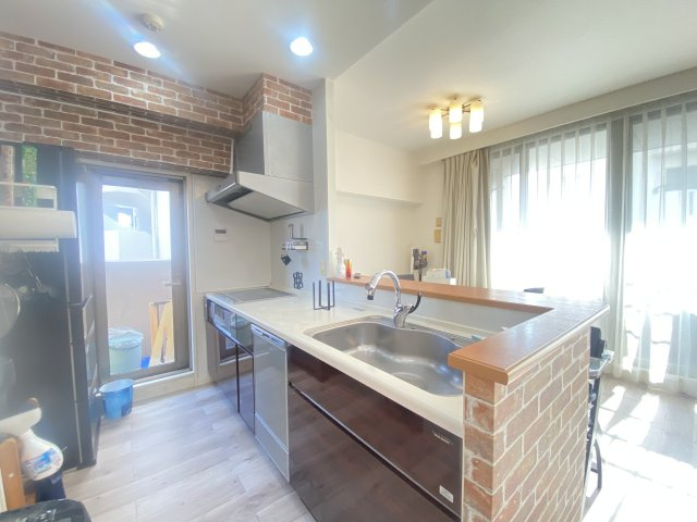 ロイヤルイルマーレ新舞子のキッチン|リビングの様子を見ることができるカウンターキッチン☆