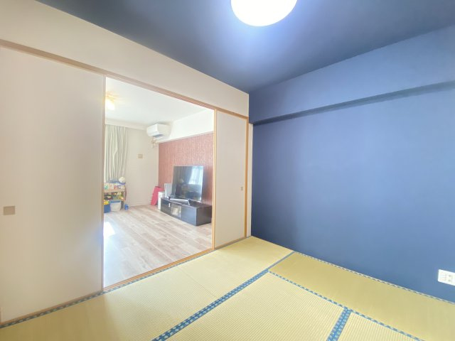 ロイヤルイルマーレ新舞子の和室|和室5.5帖！　リビングの続き間として多目的に活用できます♪