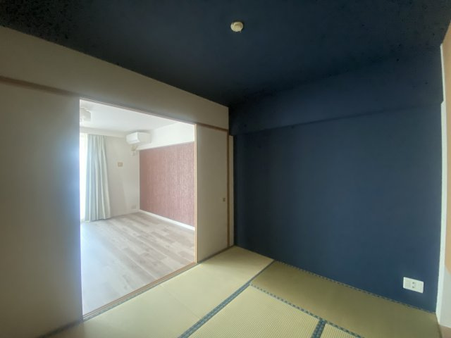 ロイヤルイルマーレ新舞子の和室|和室5.5帖！　リビングの続き間として多目的に活用できます♪