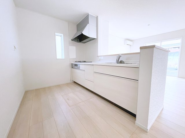 新築戸建・新築建売　那須塩原市下厚崎第2　共英小・厚崎中のキッチン|明るいホワイトトーンの対面式キッチンで、料理中もリビングの様子が見えて安心です♪